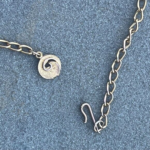 Lisner Pendant Necklace in Gold Tone Metal Mid Century Statement Jewelry Signed - Picture 5 of 16